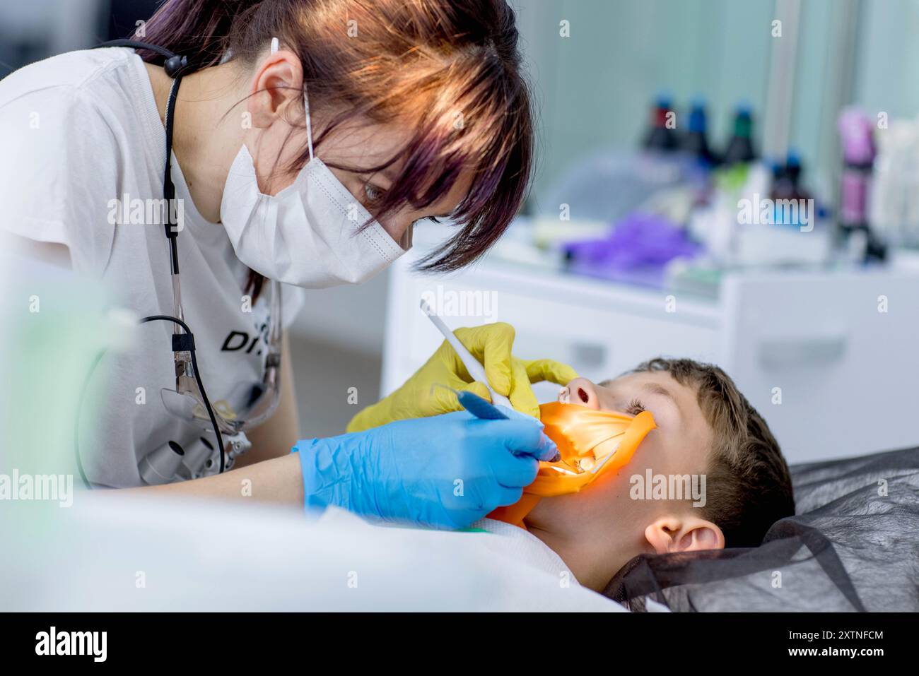Dentist treats childs tooth hi-res stock photography and images - Alamy