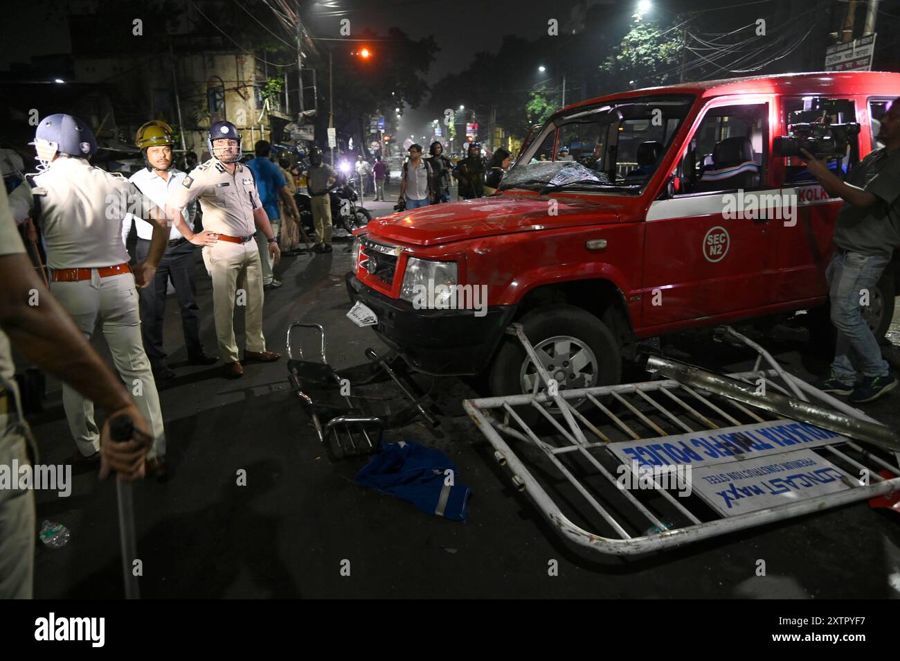 Kolkata, India. 15th Aug, 2024. Agitated crowd vandalized the police ...