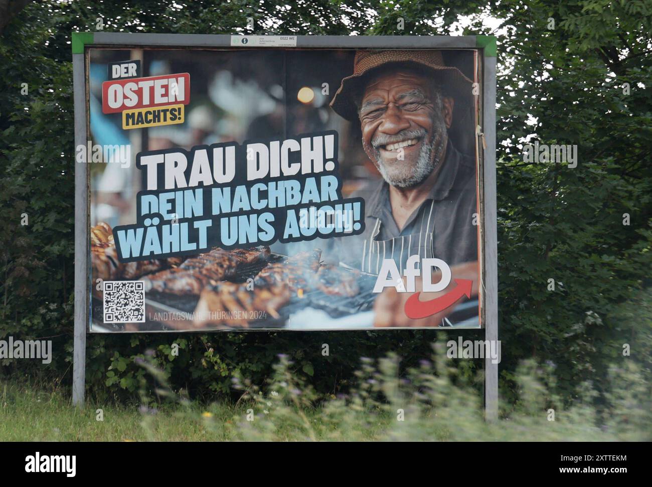 Wahlplakate 14.08.2024, Weimar, Wahlplakate zur Landtagswahl am 01.09.2024 in Thueringen im Bild: Grossflaechenplakat der AfD - Der Osten machts - Trau Dich Dein Nachbar waehlt uns auch *** Election posters 14 08 2024, Weimar, Election posters for the state election on 01 09 2024 in Thuringia in the picture large poster of the AfD Der Osten machts Trau Dich Dein Nachbar waehlt uns auch Stock Photo