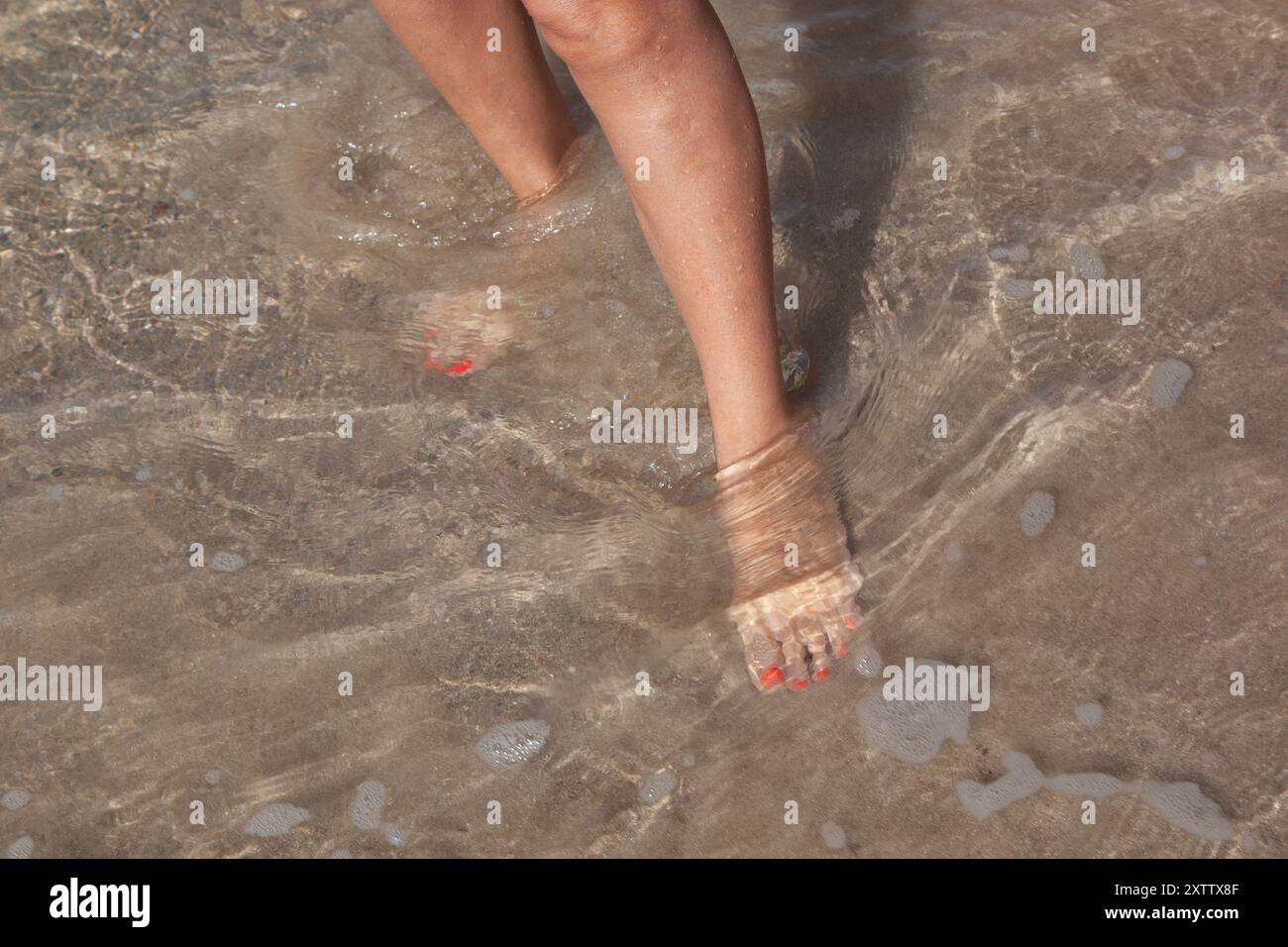 Women's feet barefoot hi-res stock photography and images - Alamy