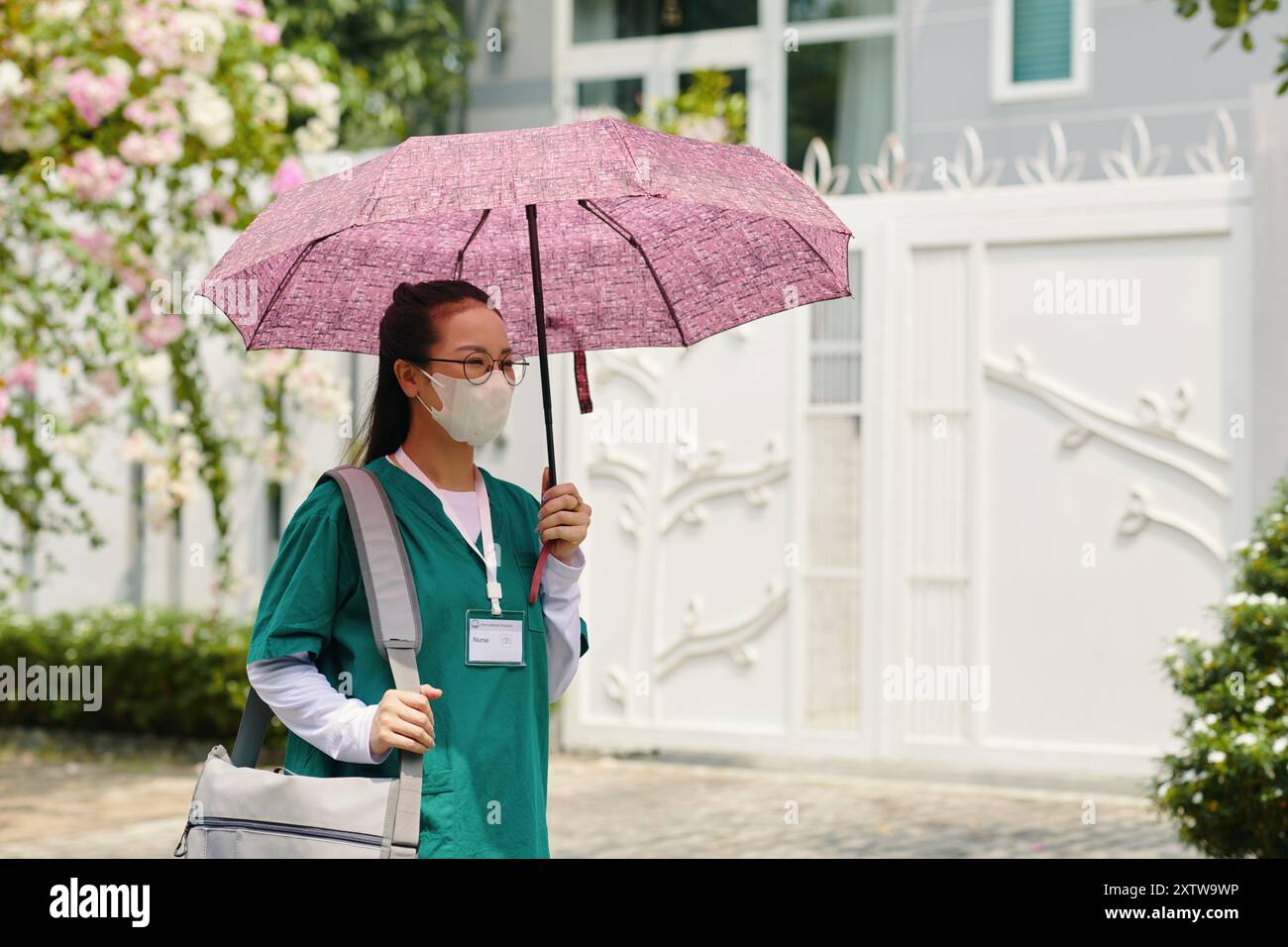 Female pedestrian holding umbrella hi-res stock photography and images ...