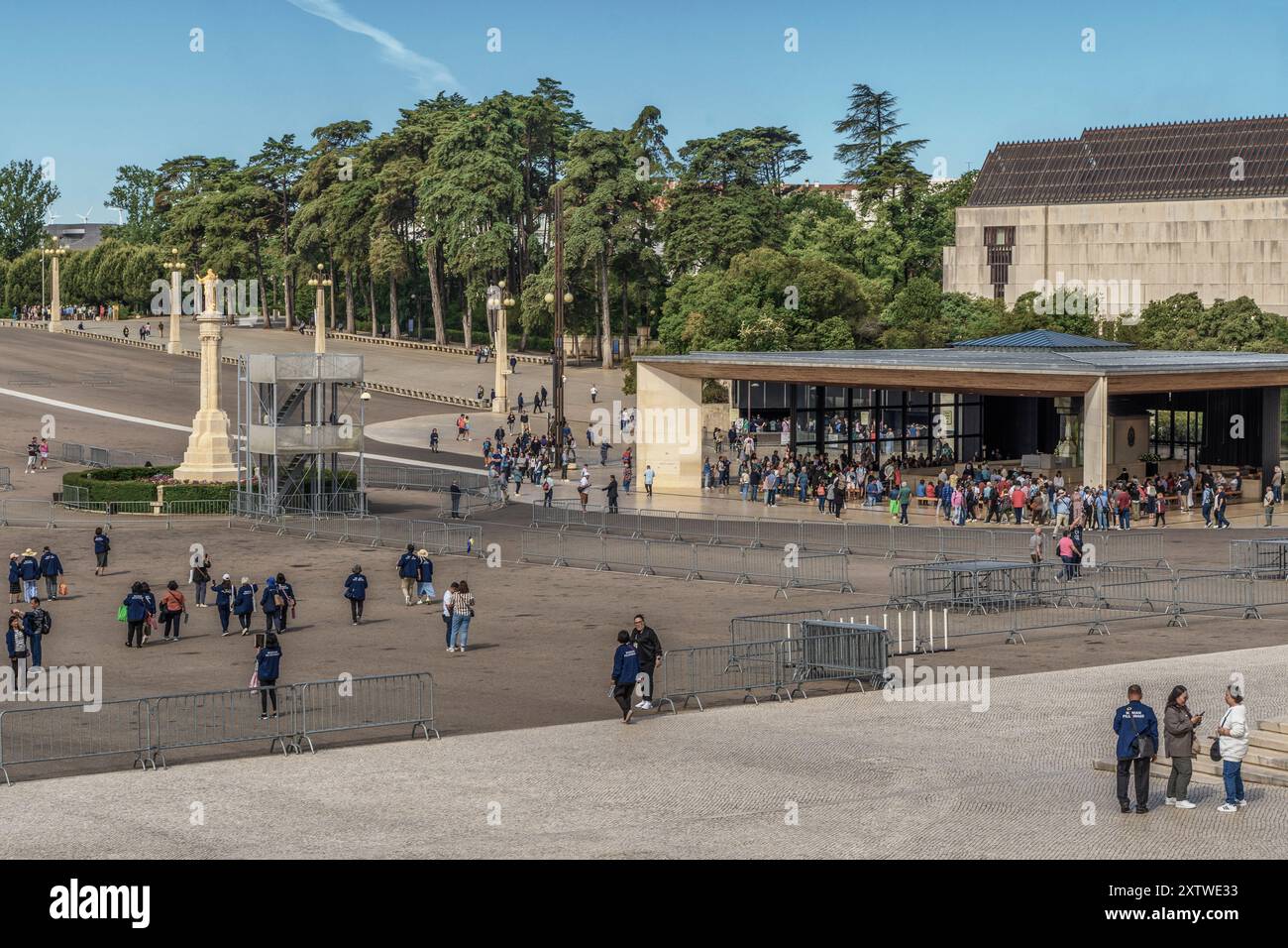 Tree in plaza mass hi-res stock photography and images - Alamy