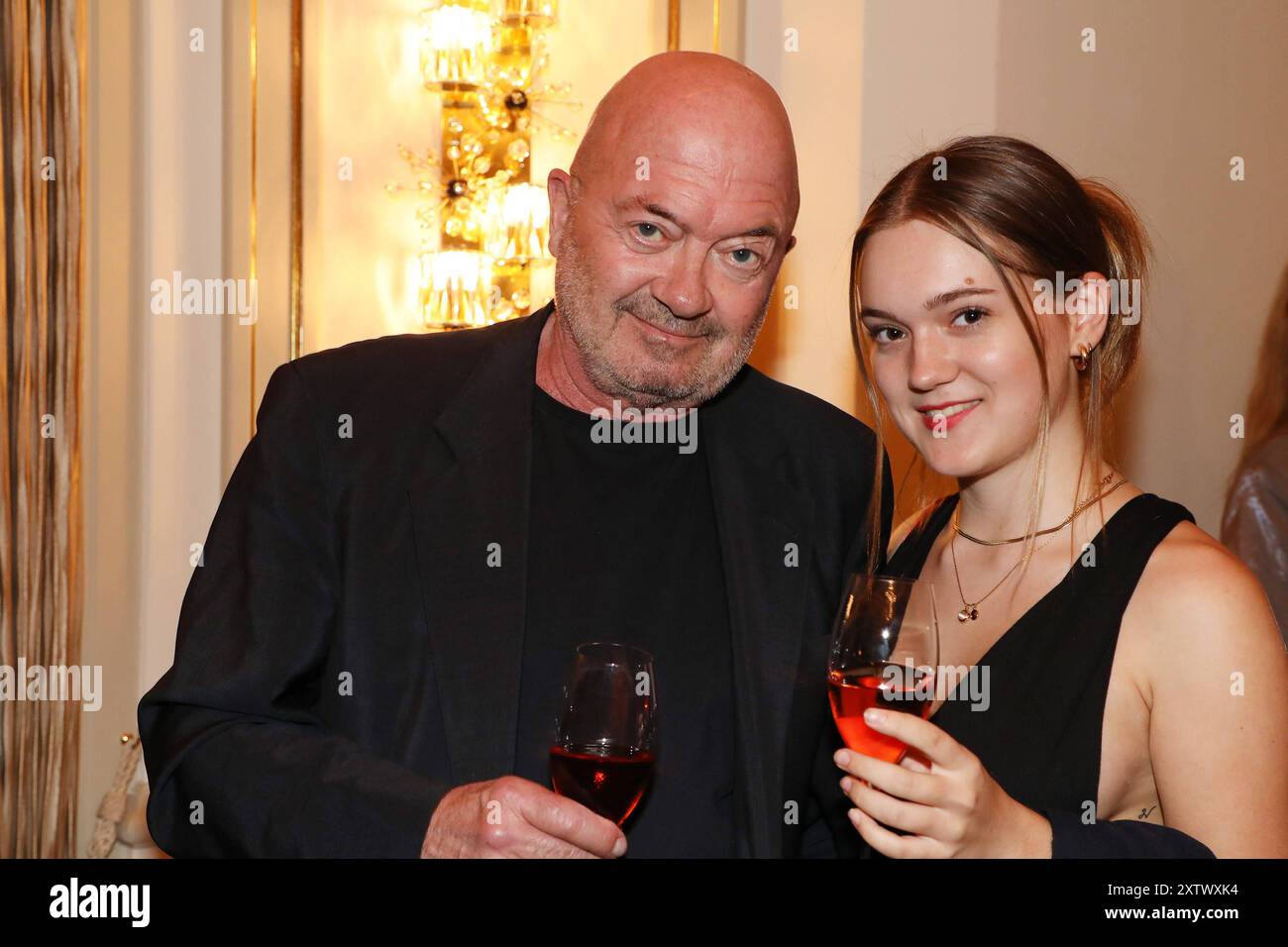 06.07.2024, Hamburg, Hansestadt Hamburg, GER - Besitzer Florian Martens mit Tochter Milla im Portrait. Derbydinner im Hotel Vier Jahreszeiten. Besitzer, Martens, Tochter, Portrait, Portraet 240706D858HAMBURG.JPG *** 06 07 2024, Hamburg, Hansestadt Hamburg, GER Owner Florian Martens with daughter Milla in portrait Derbydinner at Hotel Vier Jahreszeiten Owner, Martens, daughter, portrait, portrait 240706D858HAMBURG JPG Stock Photo