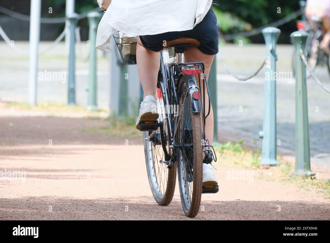 Düsseldorf 16.08.2024 Radfahrer Radfahrerin Fahrradfahrer Verkehrswende Mobilitätswende Unfallgefahr Düsseldorf Nordrhein-Westfalen Deutschland *** Düsseldorf 16 08 2024 Cyclist Cyclist Cyclist Traffic turnaround Mobility turnaround Accident risk Düsseldorf North Rhine-Westphalia Germany Stock Photo