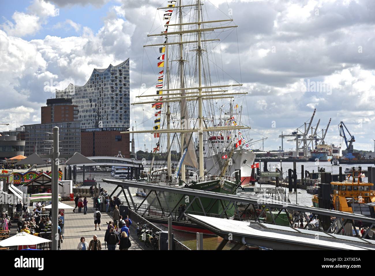 Europe, Germany, Hanseatic City of Hamburg, St. Pauli Landungsbruecken ...