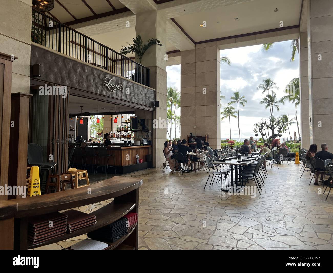 USA. 20th July, 2024. Dining area at Longhi's Restaurant with ocean view and palm trees in the background, Ko Olina, island of Oahu, Kapolei, Hawaii, July 20, 2024. (Photo by Smith Collection/Gado/Sipa USA) Credit: Sipa USA/Alamy Live News Stock Photo