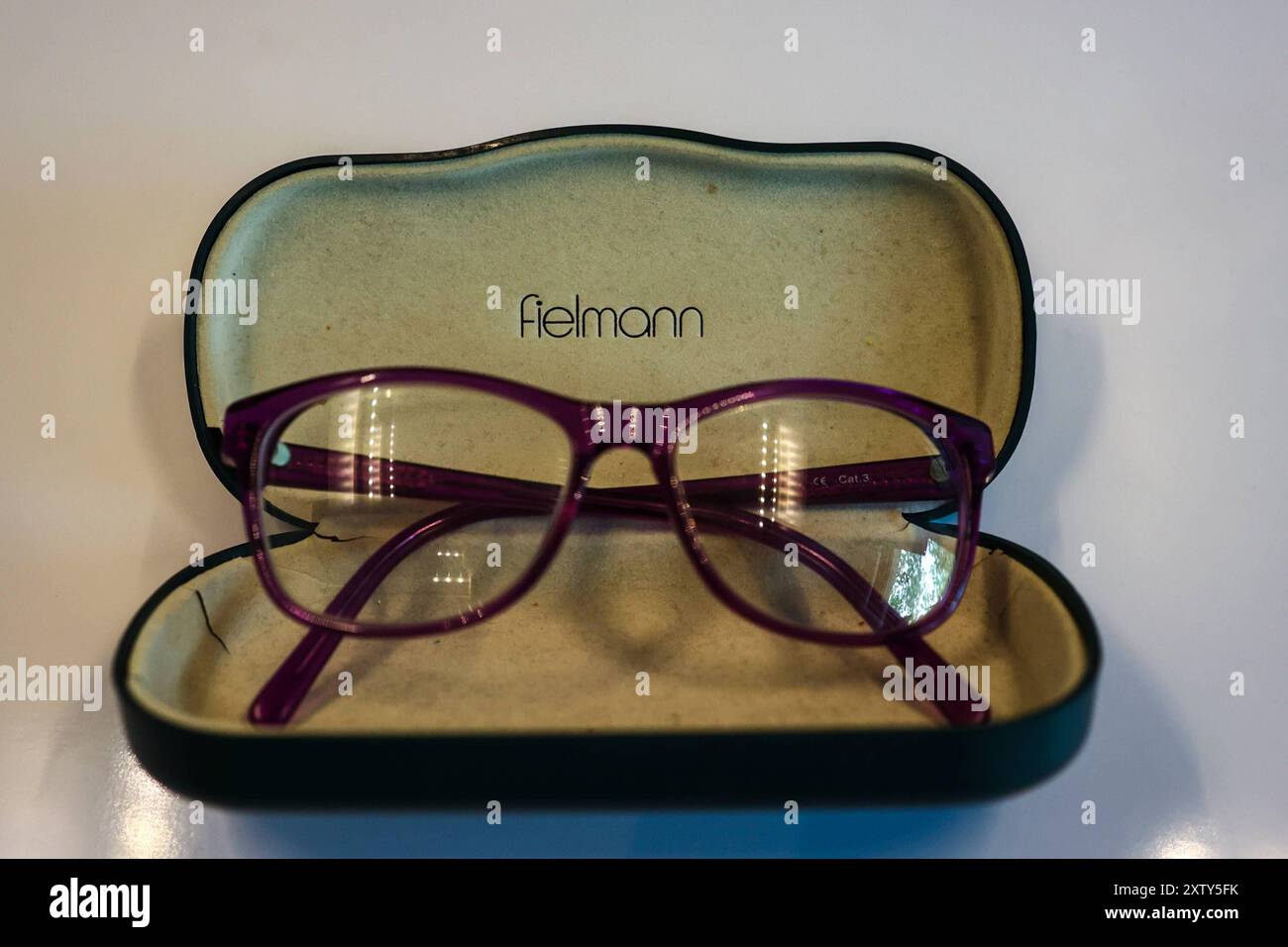 Brille in einem Fielman Etui *** Glasses in a Fielman case Copyright: xLobeca/RalfxHomburgx Stock Photo