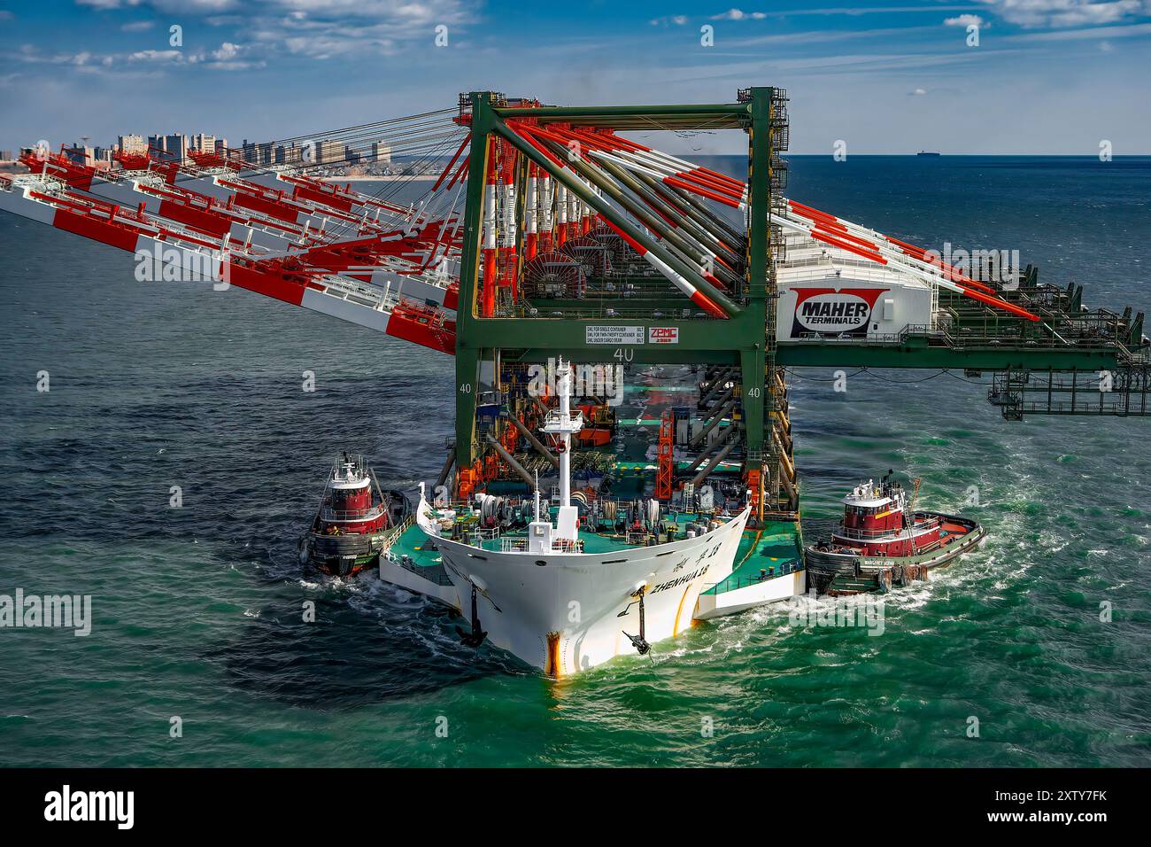 Transporting Super Post Panamax Cranes from China Stock Photo
