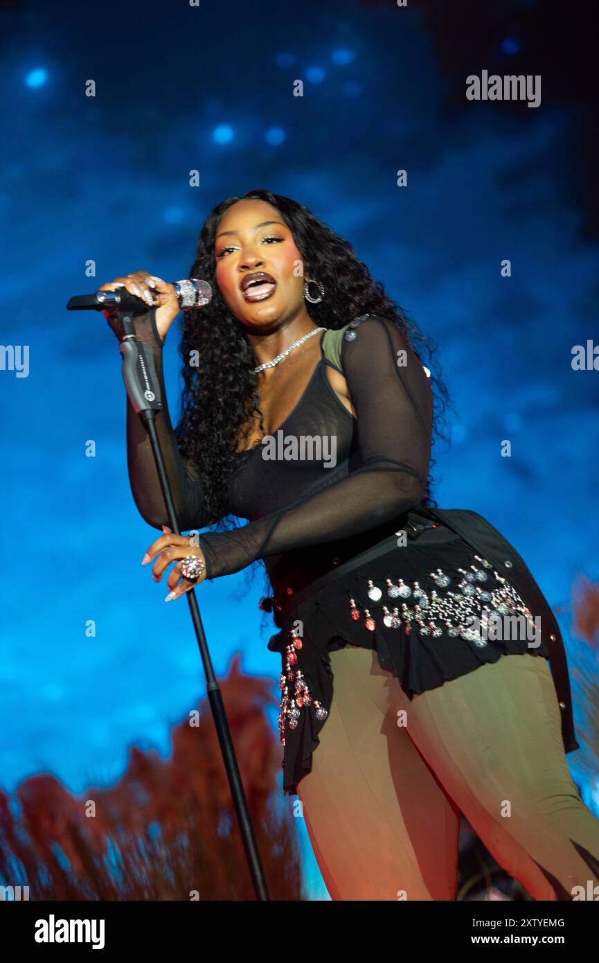 Tems Performance Video Tems singer hi-res stock photography and images - Alamy