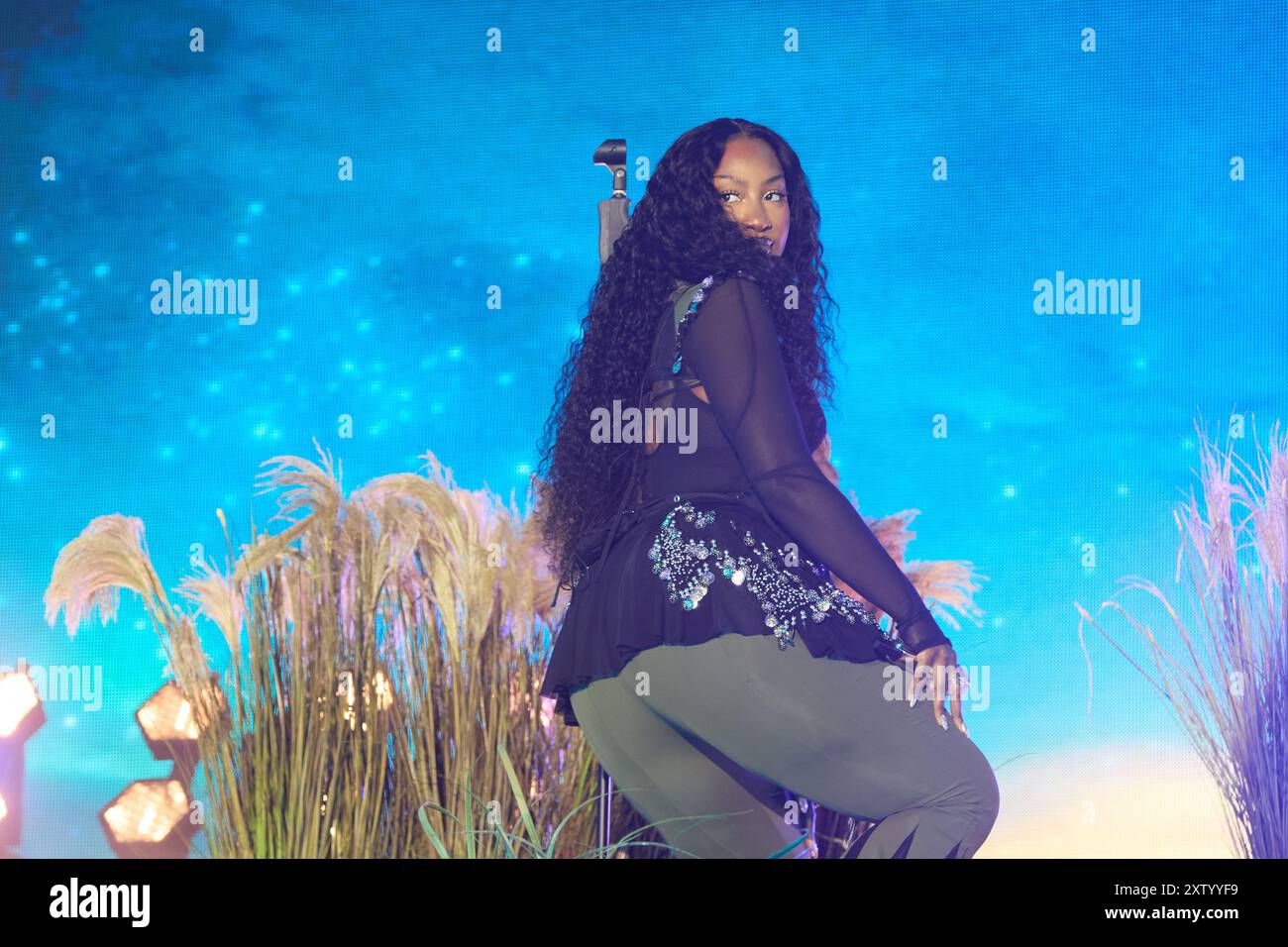 Tems Performance Video Tems singer hi-res stock photography and images - Alamy