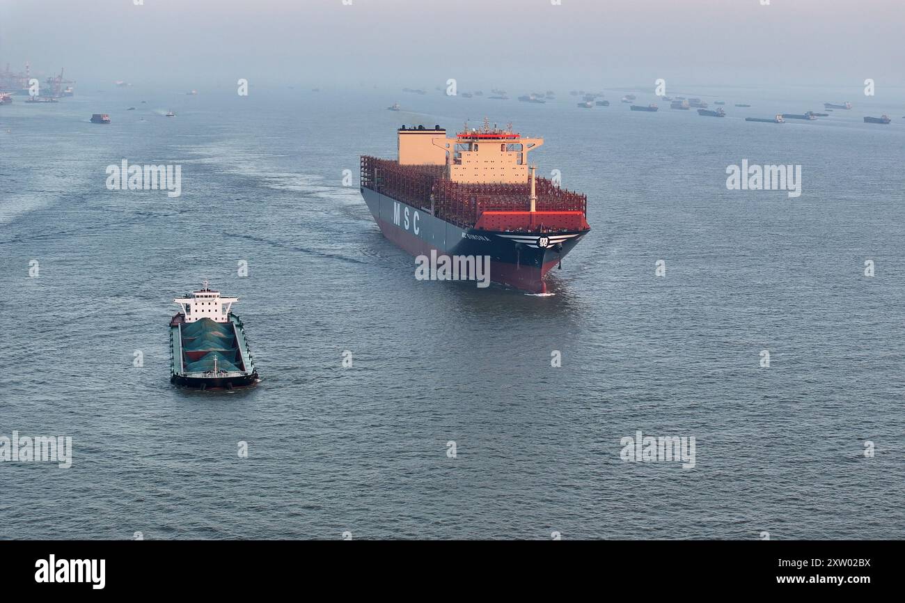 Container ship in the yangtze river hi-res stock photography and images ...
