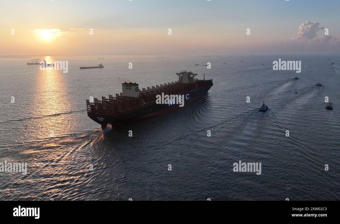 Container ship in the yangtze river hi-res stock photography and images ...
