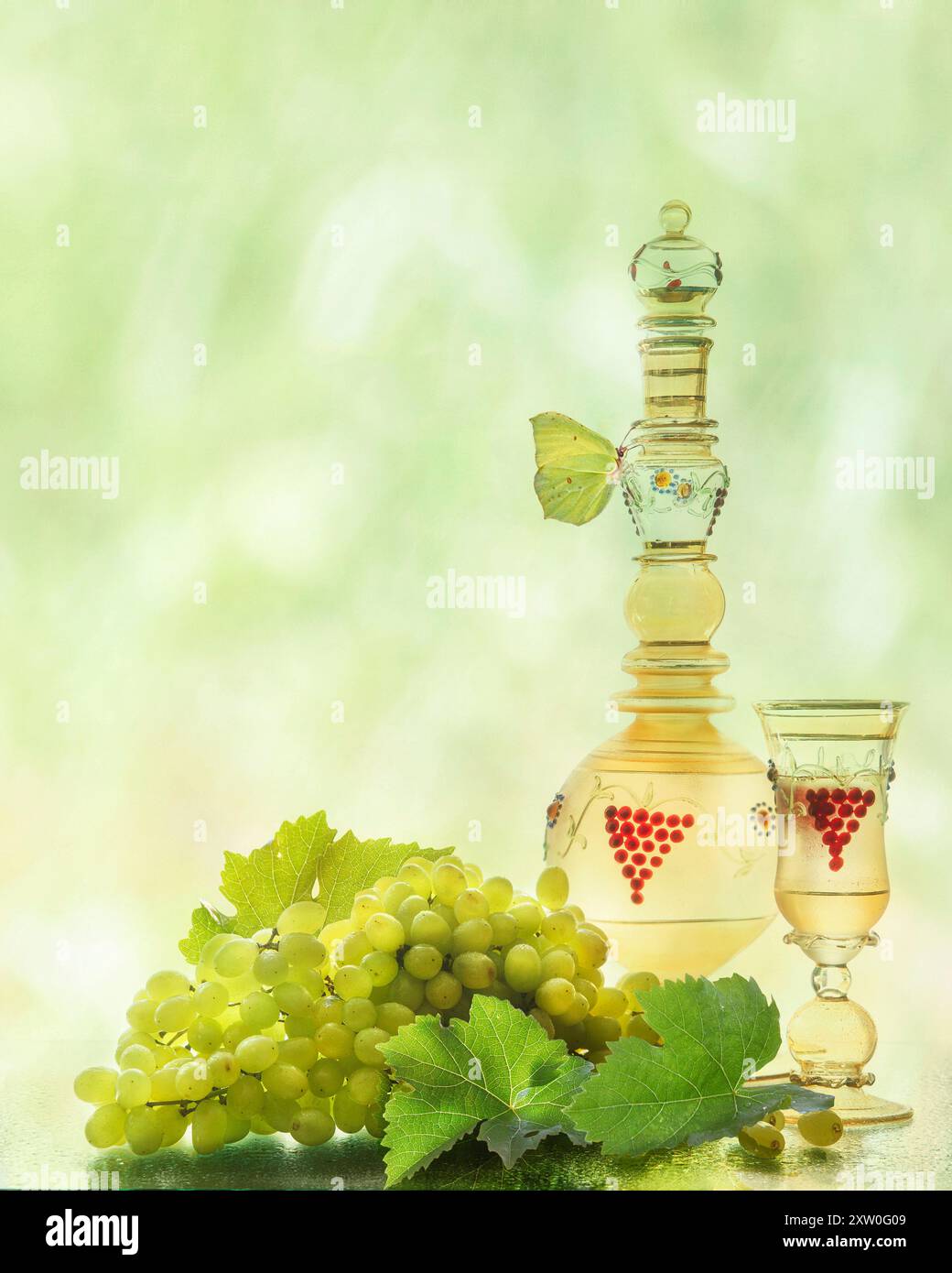 Still life with wine and bunch of grapes Stock Photo - Alamy