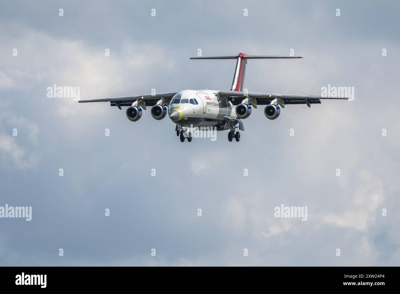QinetiQ - British Aerospace Avro RJ100, arriving at RAF Fairford to ...