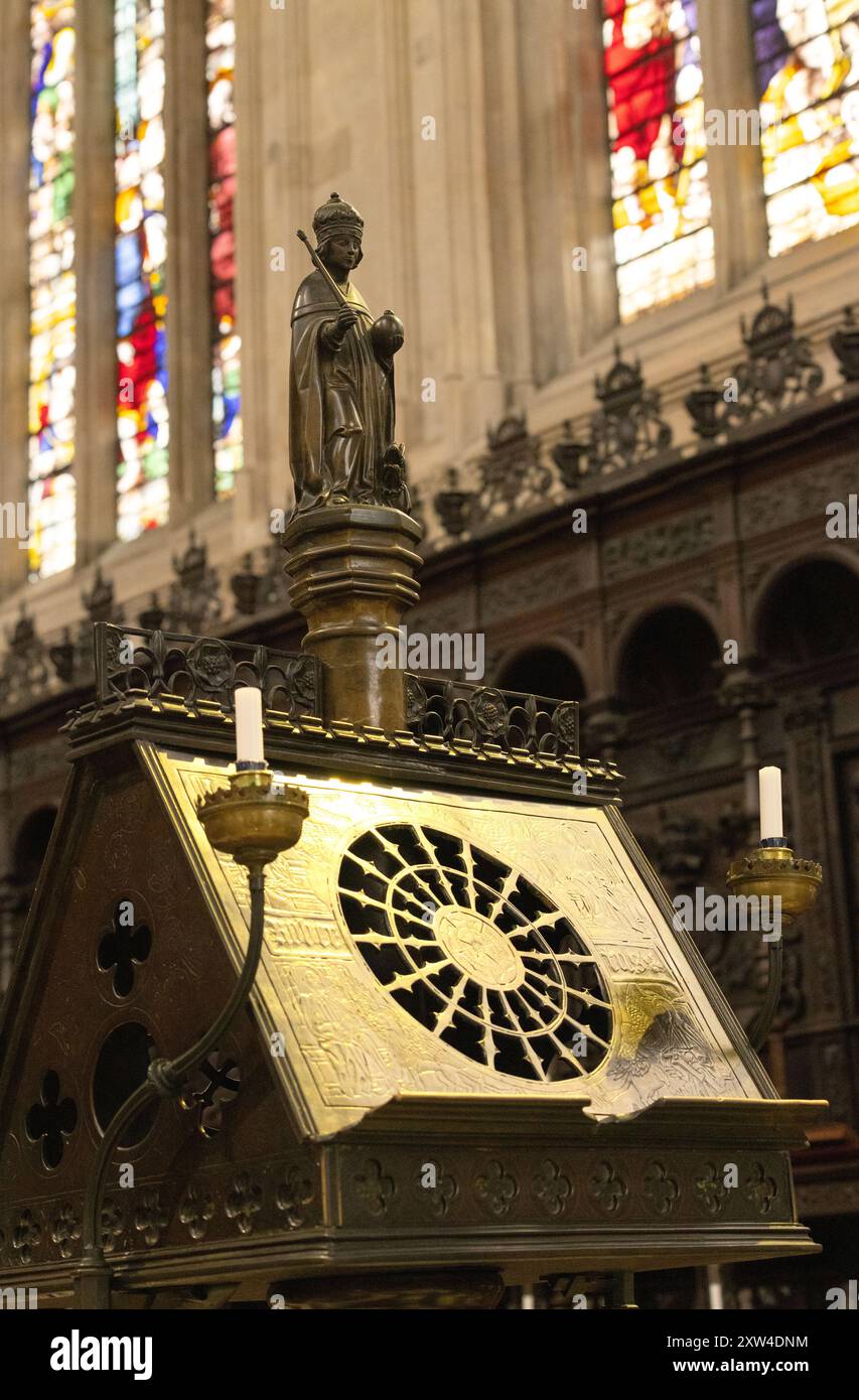 Hacomblens Lectern in Kings College Chapel interior, lectern with statue of King Henry VI of England, founder of Kings College Cambridge in 1441. Stock Photo