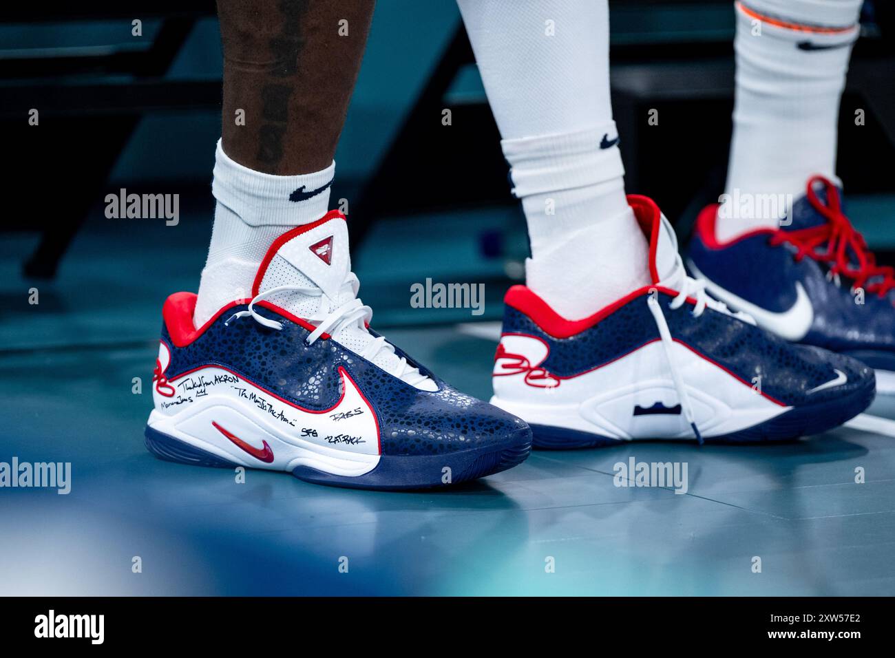 Schuhe von JAMES LeBron USA 06 FRA Olympische Spiele Paris 2024 Basketball Herren Brasilien BRA vs Vereinigte Staaten von Amerika USA Viertelfinale 06.08.2024 Foto Eibner Pressefoto Michael Memmler St...