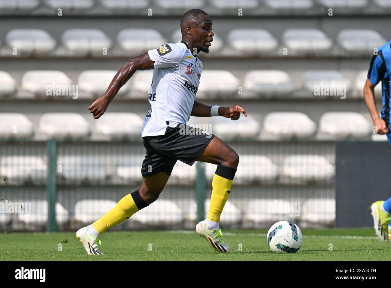 Roeselare, Belgium. 17th Aug, 2024. Mohamed Soumare (10) of Lokeren pictured during a soccer game between Club Brugge NXT and KSC Lokeren Temse on matchday 1 in the Challenger Pro League 2024-2025 Roeselare, Belgium. 17th Aug, 2024. Mohamed Soumare (10) of Lokeren pictured during a soccer game between Club Brugge NXT and KSC Lokeren Temse on matchday 1 in the Challenger Pro League 2024-2025