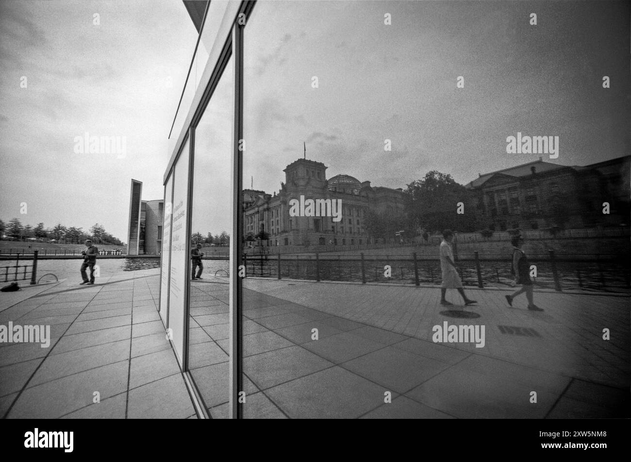 Bilderserie 07. bis 09.07.2010 Mit der analogen Kamera durch die Straßen von Berlin, Analoge Aufnahmen, Selbstentwickelt, Scan vom Negativ Paul Löbe Haus, Regierungsviertel, Architektur, von, für und ohne Menschen, oder ist das alles nur Spiegelung Berlin Berlin Deutschland *** Picture series 07 to 09 07 2010 With the analog camera through the streets of Berlin, analog shots, self-developed, scan from the negative Paul Löbe House, government district, architecture, by, for and without people, or is it all just a reflection Berlin Berlin Germany Stock Photo