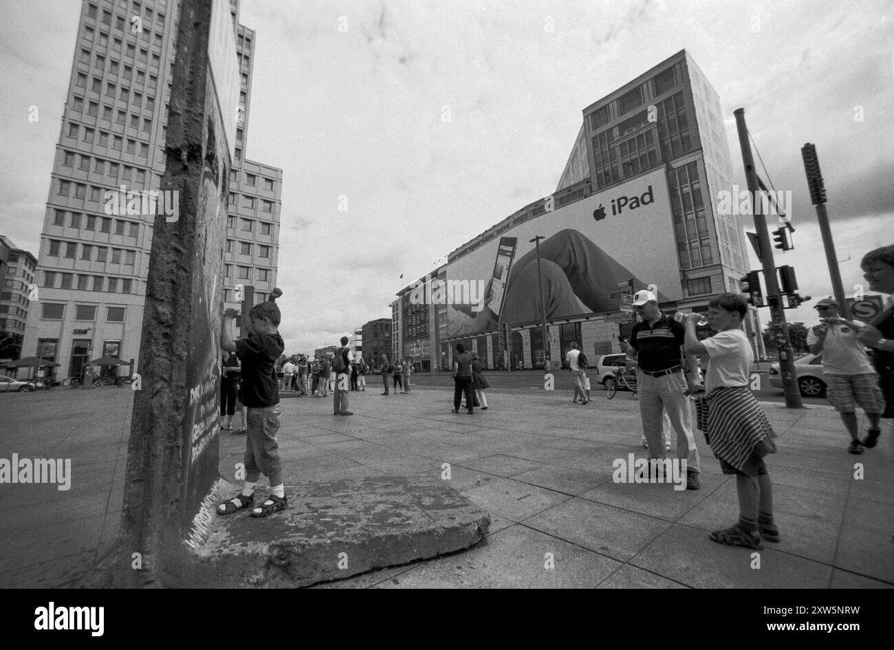 Bilderserie 07. bis 09.07.2010 Mit der analogen Kamera durch die Straßen von Berlin, Analoge Aufnahmen, Selbstentwickelt, Scan vom Negativ Analog rund um den Potsdamer Platz, Touristen, Spaß an der Mauer, mit I Pad gefilmt Berlin Berlin Deutschland *** Picture series 07 to 09 07 2010 With the analog camera through the streets of Berlin, analog shots, self-developed, scan from negative analog around Potsdamer Platz, tourists, fun at the wall, filmed with I Pad Berlin Berlin Germany Stock Photo