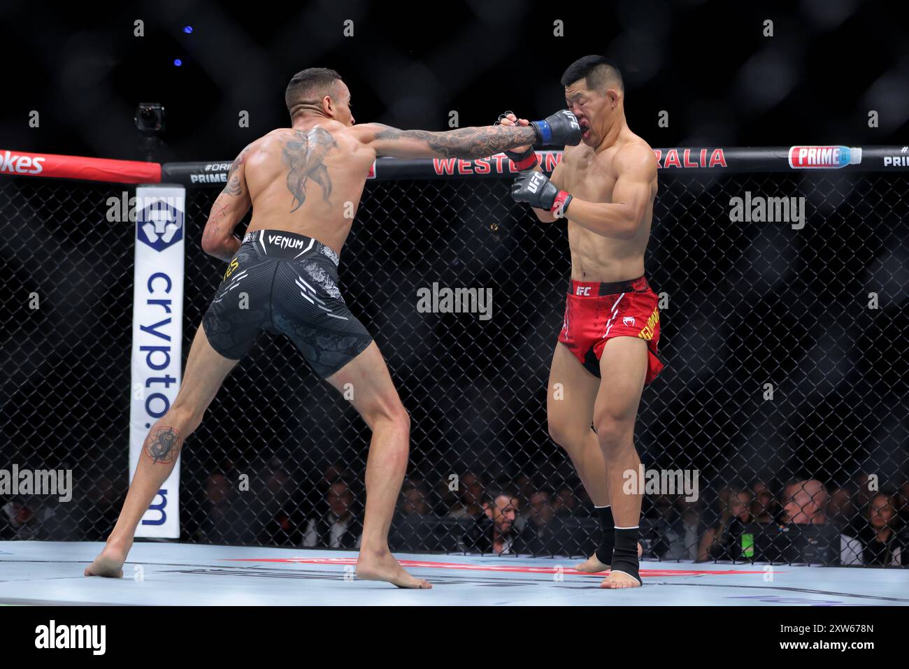 Perth, Australia. 18th Aug, 2024. Li Jingliang (right) of China and Carlos  Prates of Brazil during their Welterweight bout at UFC 305 at RAC Arena in  Perth, Sunday, August 18, 2024. (AAP