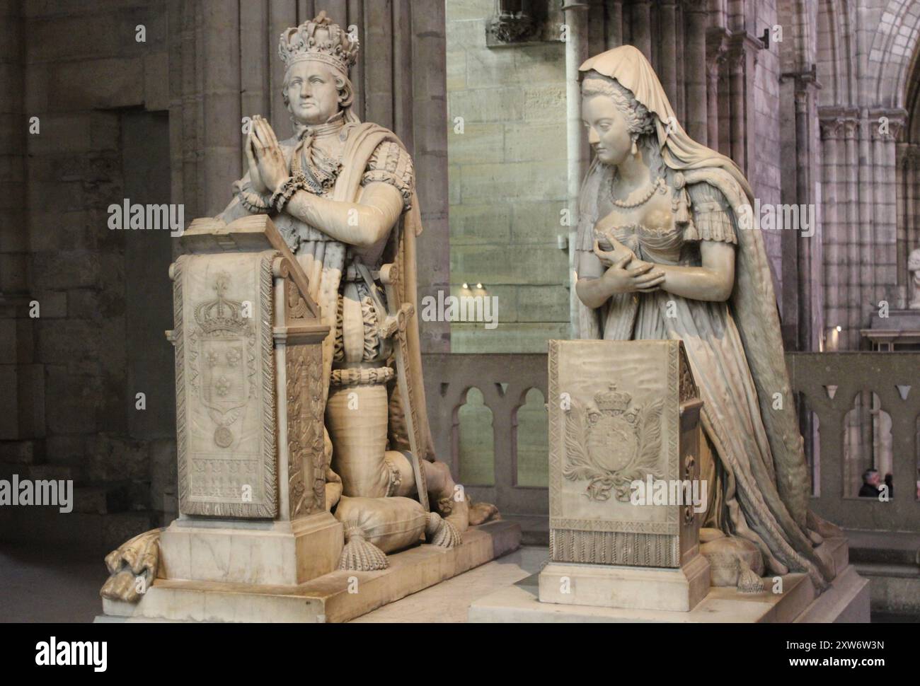 Statue of King Louis XVI and Marie Antoinette at the