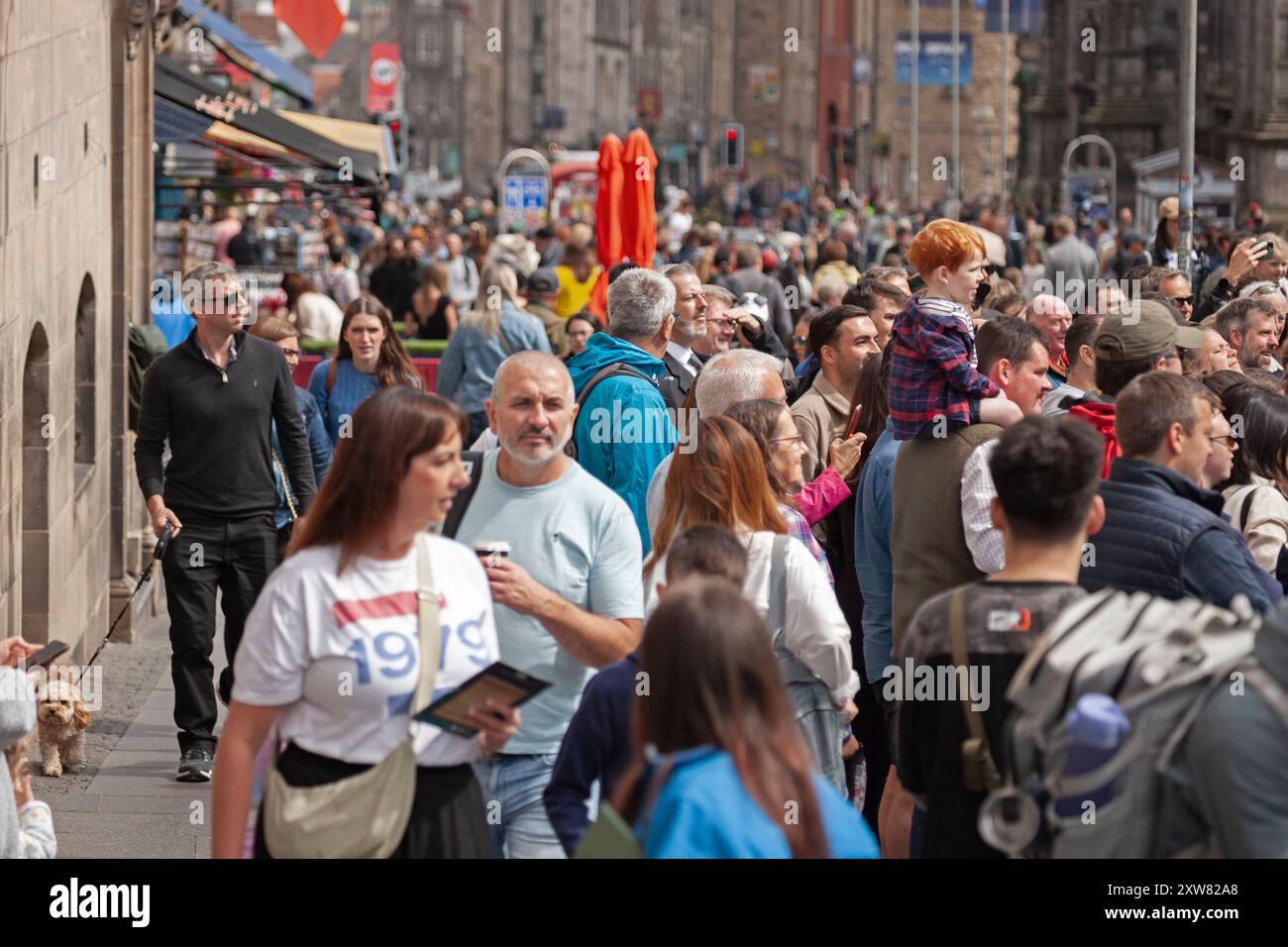 Royal Mile, Edinburgh, Scotland, UK. 18 August 2024. Changeable weather for second last Sunday of the Edinburgh Festival Fringe  the visitors to the High Street looking to be entertained by street performers. Credit: Arch White/alamy live news. Stock Photo