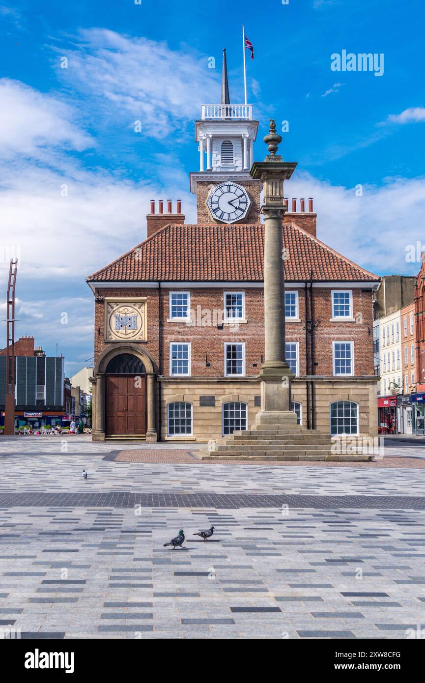 Stockton-on Tees Town Hall, 1735, Georgian style, and market cross by John Shout, 1768, County Durham, England Stock Photo