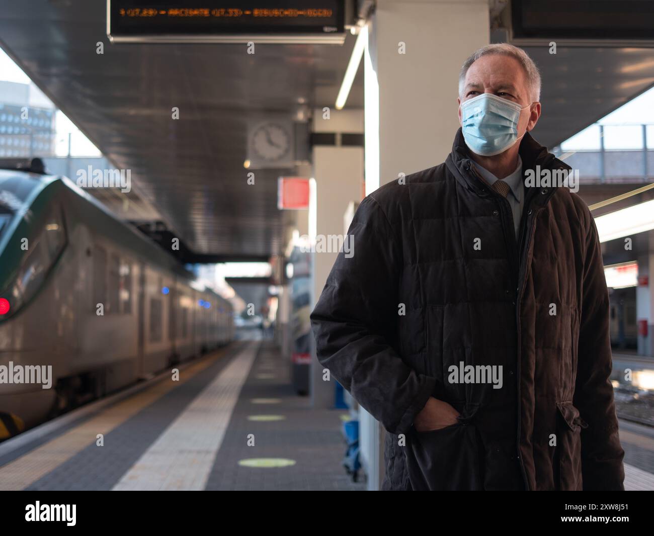 Coronavirus covid travel concept, senior business man commuter walking ...