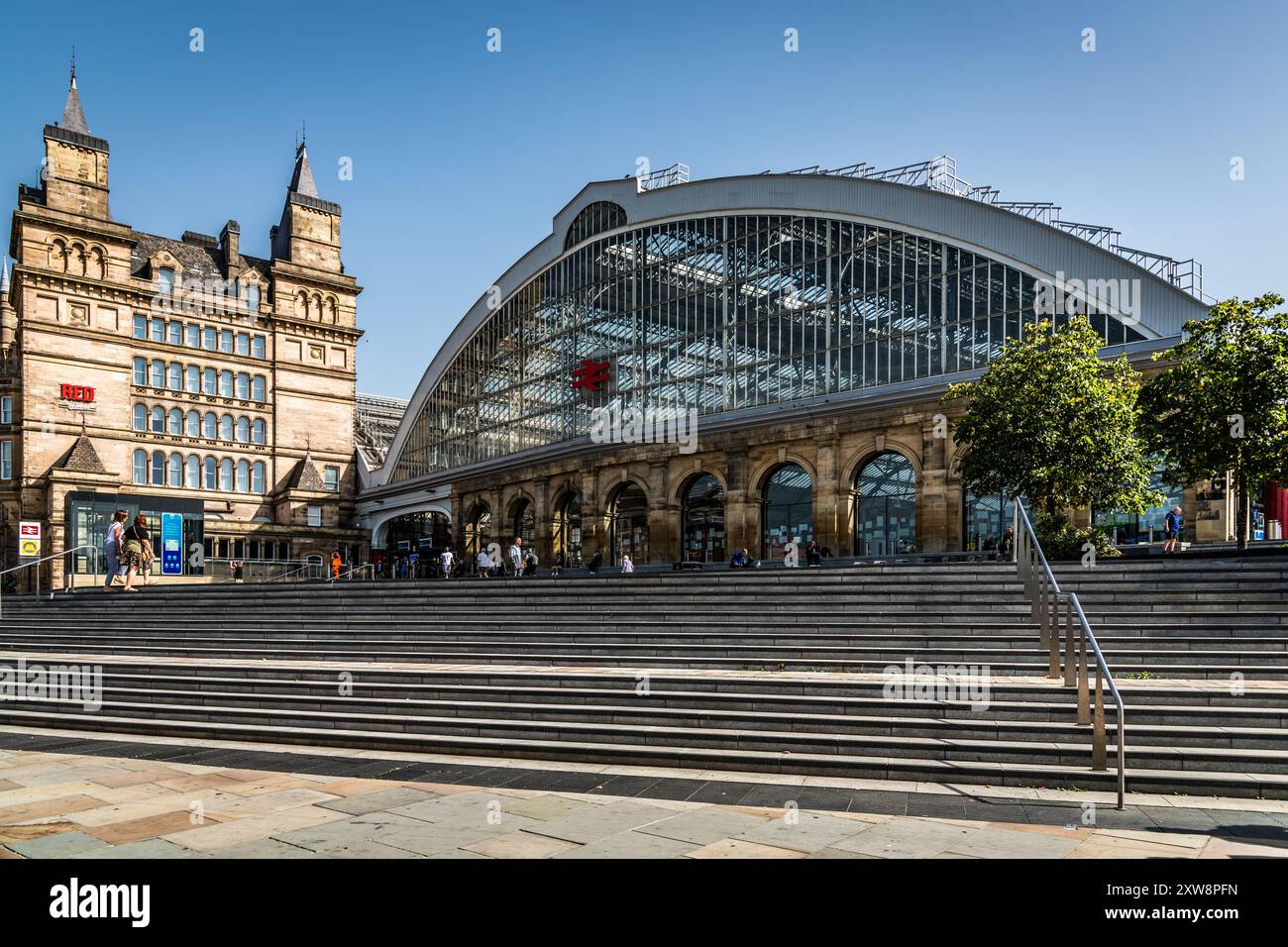 the entrance to Liverpool's Lime Street Station in the city centre Stock Photo