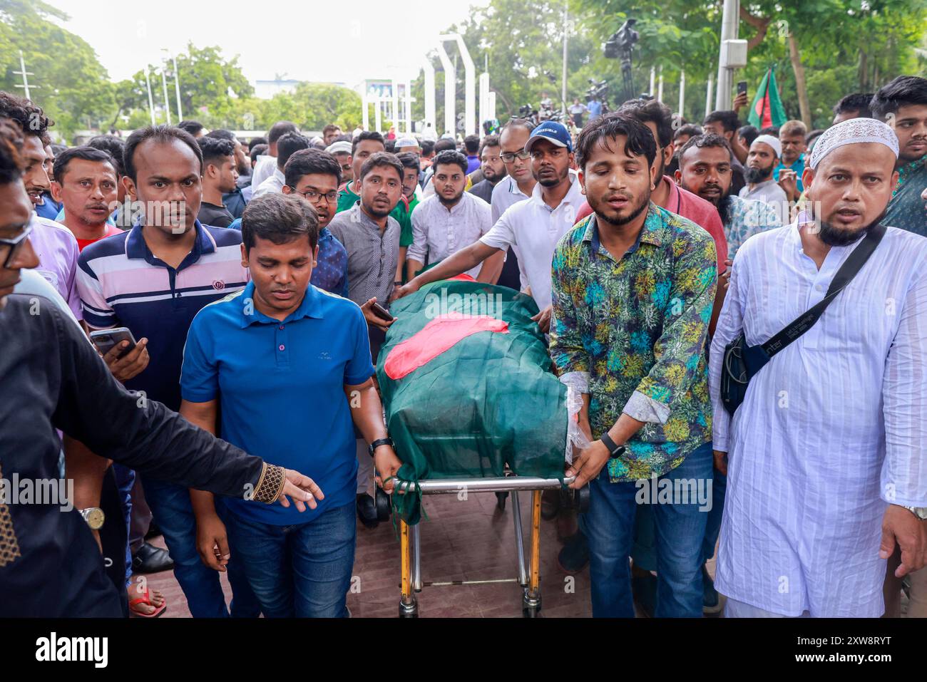 Anti Riyaz Dhaka, Bangladesh. 18th Aug, 2024. Activists of Anti-Discrimination ...