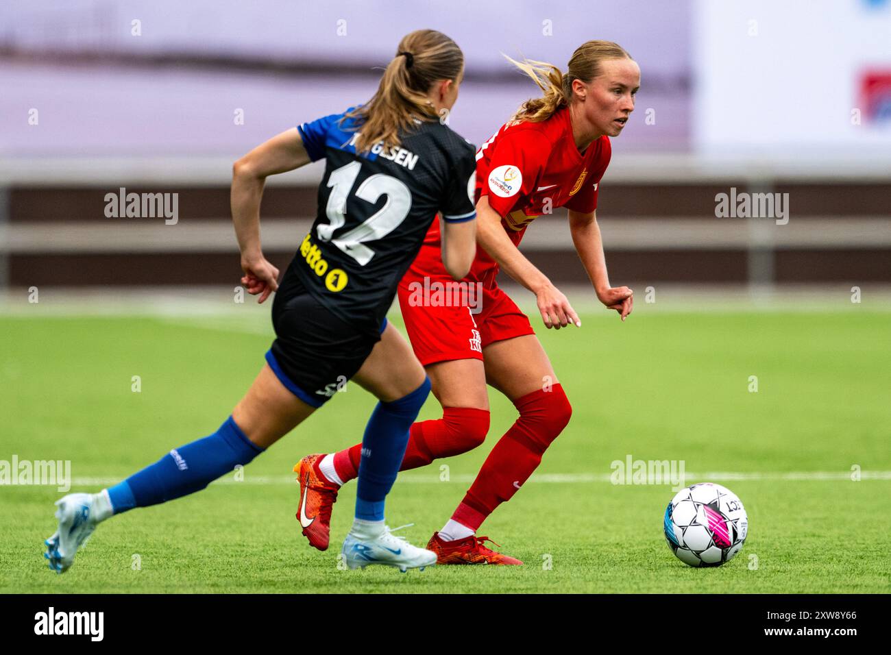 Қыздар сиськимен жүгіру Қыздар жыныс мүшелерін өлшейді