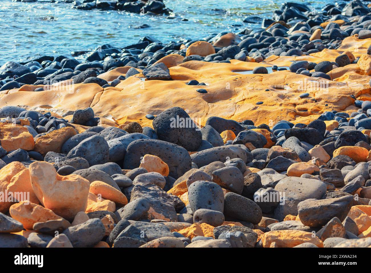Rocky shoreline various sizes hi-res stock photography and images - Alamy