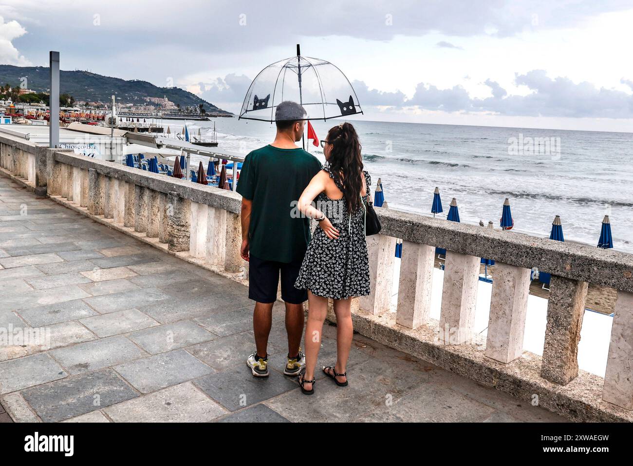 Weather Strand Paar steht am strand hi-res stock photography and images - Alamy