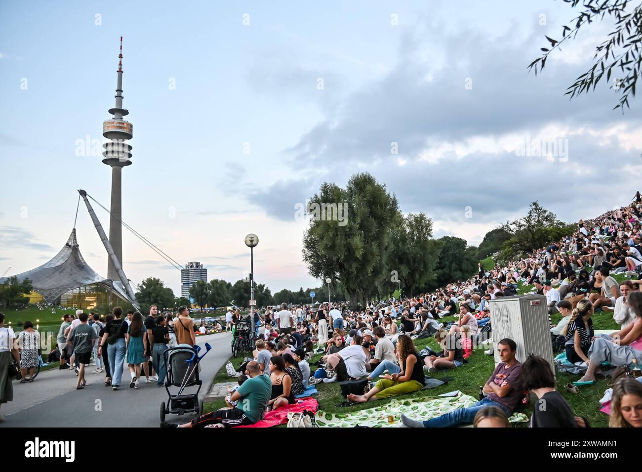 München, Olympiapark, Konzert der Band Coldplay 17.08.2024, Fans der Band Coldplay treffen sich im Olympiapark von München während ei Band im Olympiastation das 2 Konzert gibt. Copyright. Midori Ikenouchi/Alexander Trienitz München Olympiapark Bayern Deutschland *** Munich, Olympiapark, Concert of the band Coldplay 17 08 2024, Fans of the band Coldplay meet in the Olympiapark of Munich while the band gives the 2nd concert in the Olympiastation Copyright Midori Ikenouchi Alexander Trienitz Munich Olympiapark Bavaria Germany Stock Photo