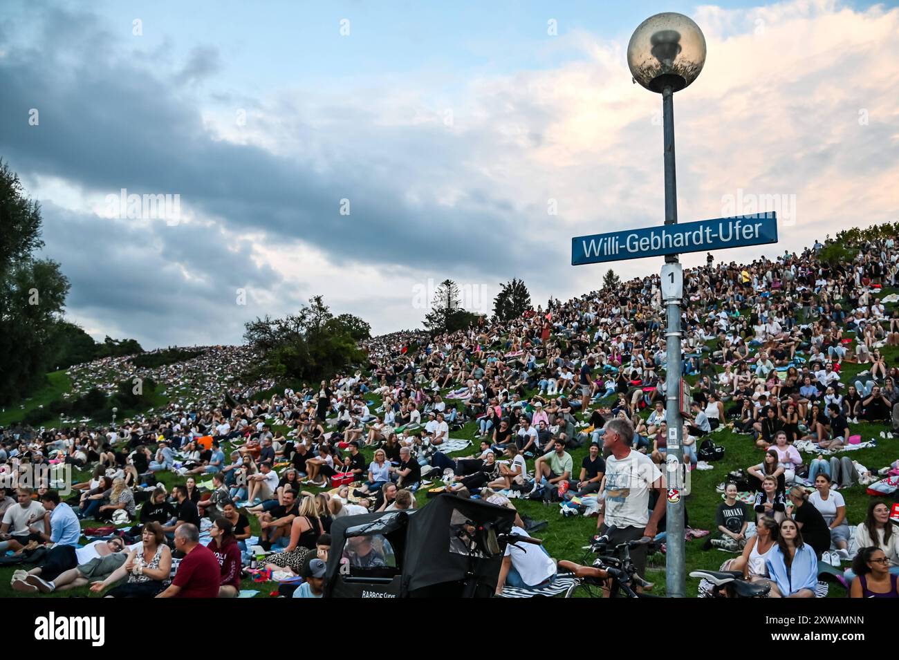 München, Olympiapark, Konzert der Band Coldplay 17.08.2024, Fans der Band Coldplay treffen sich im Olympiapark von München während ei Band im Olympiastation das 2 Konzert gibt. Copyright. Midori Ikenouchi/Alexander Trienitz München Olympiapark Bayern Deutschland *** Munich, Olympiapark, Concert of the band Coldplay 17 08 2024, Fans of the band Coldplay meet in the Olympiapark of Munich while the band gives the 2nd concert in the Olympiastation Copyright Midori Ikenouchi Alexander Trienitz Munich Olympiapark Bavaria Germany Stock Photo