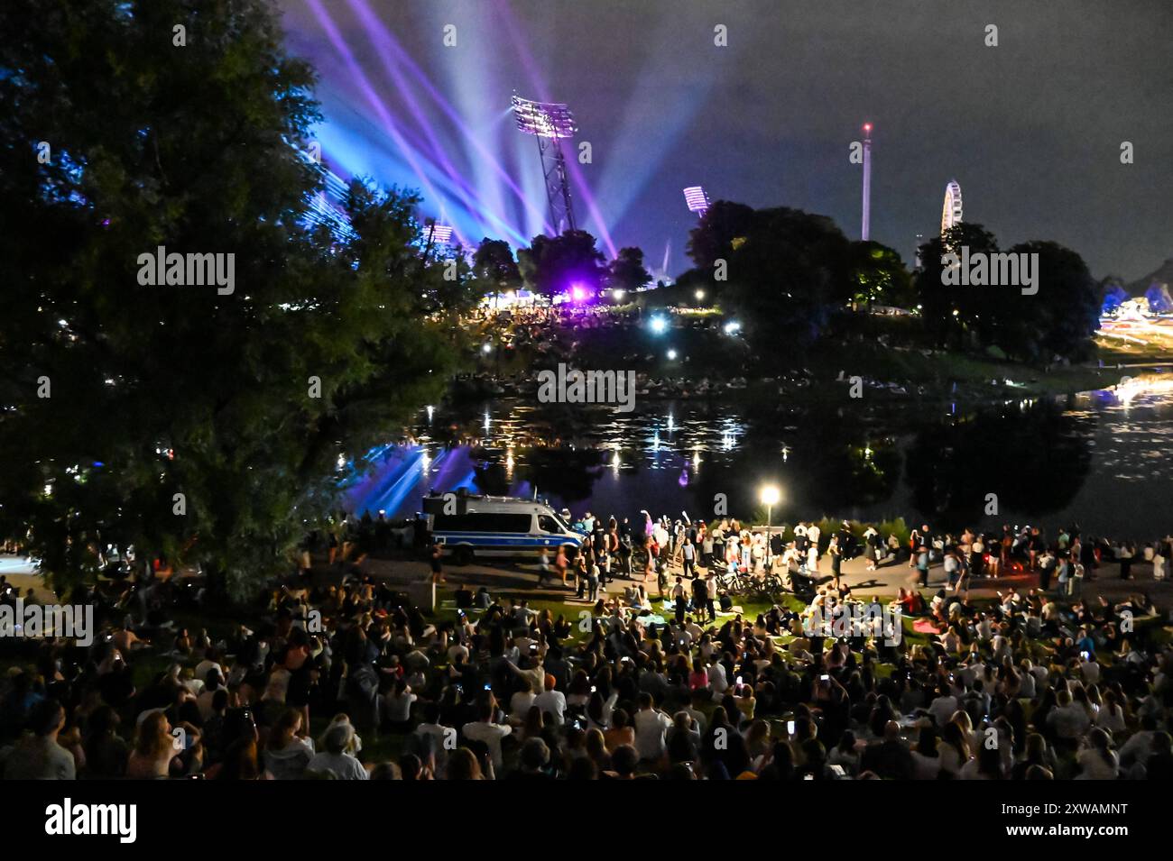 München, Olympiapark, Konzert der Band Coldplay 17.08.2024, Fans der Band Coldplay treffen sich im Olympiapark von München während ei Band im Olympiastation das 2 Konzert gibt. Copyright. Midori Ikenouchi/Alexander Trienitz München Olympiapark Bayern Deutschland *** Munich, Olympiapark, Concert of the band Coldplay 17 08 2024, Fans of the band Coldplay meet in the Olympiapark of Munich while the band gives the 2nd concert in the Olympiastation Copyright Midori Ikenouchi Alexander Trienitz Munich Olympiapark Bavaria Germany Stock Photo