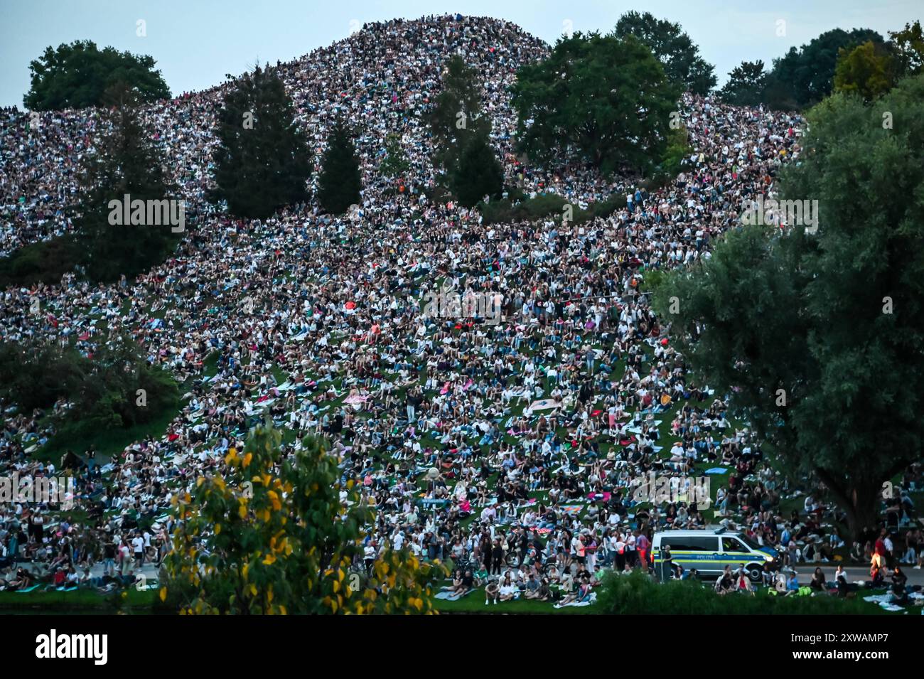 München, Olympiapark, Konzert der Band Coldplay 17.08.2024, Fans der Band Coldplay treffen sich im Olympiapark von München während ei Band im Olympiastation das 2 Konzert gibt. Copyright. Midori Ikenouchi/Alexander Trienitz München Olympiapark Bayern Deutschland *** Munich, Olympiapark, Concert of the band Coldplay 17 08 2024, Fans of the band Coldplay meet in the Olympiapark of Munich while the band gives the 2nd concert in the Olympiastation Copyright Midori Ikenouchi Alexander Trienitz Munich Olympiapark Bavaria Germany Stock Photo