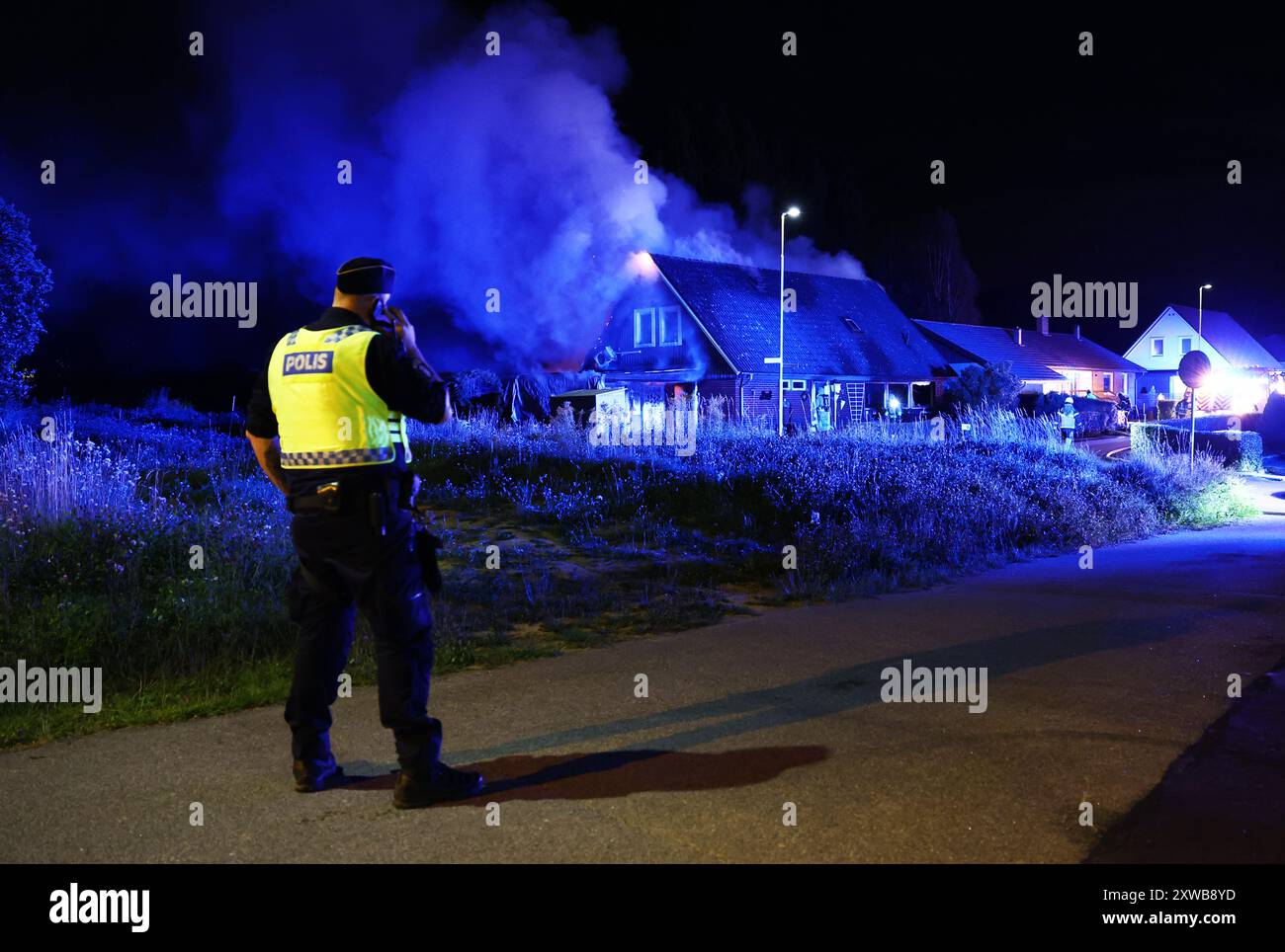 Motala, Sweden. 18th, August, 2024.  Fire in a villa during Sunday evening in Motala, Sweden. Rescue services, police and ambulance services on site.  Credit: Jeppe Gustafsson/Alamy Live News Stock Photo