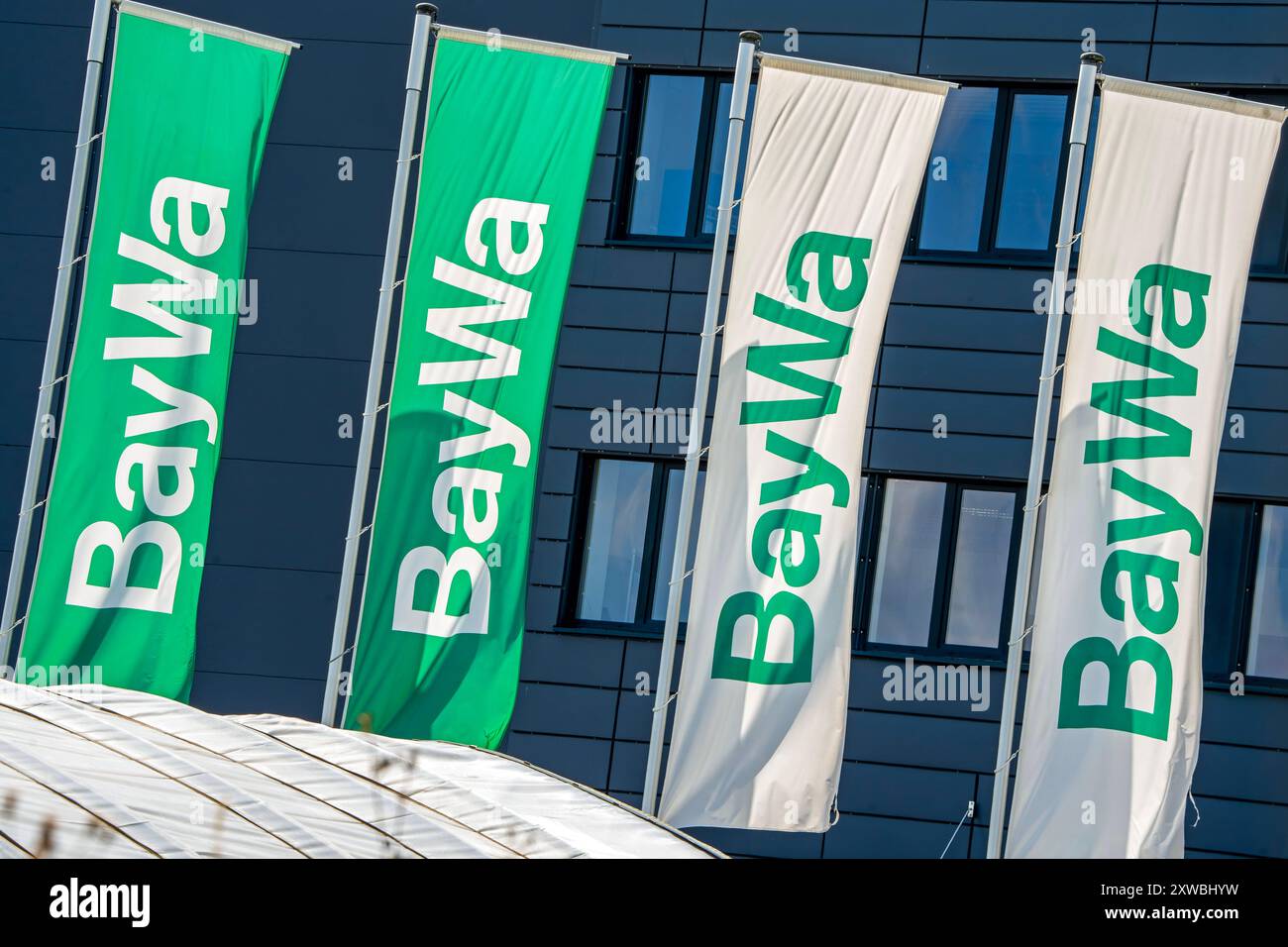 BayWa AG, Fahnen vor Logistikzentrum, Nähe Schweinfurt, August 2024