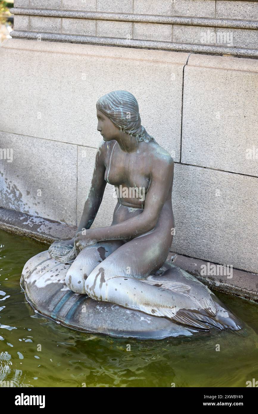 The Little Mermaid statue in Andersen Square (アンデルセン広場