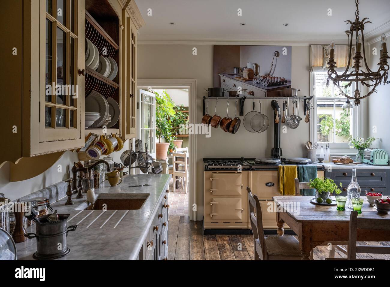 Kitchen design by Chalon with Carrara marble worktops in Wimbledon home ...