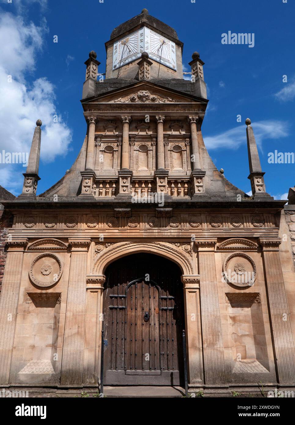 SUNDIAL ABOVE THE GATE OF HONOUR, CAIUS COLLEGE CAMBRIDGE Stock Photo