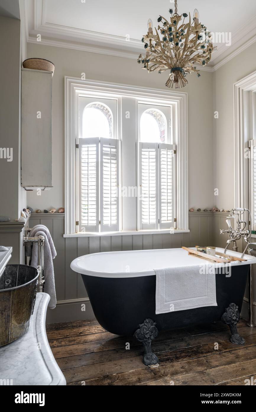 Roll top bath in white hi-res stock photography and images - Alamy