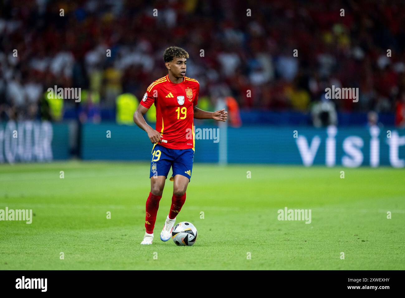 Lamine Yamal (Spanien, #19) am Ball, GER, Spain (ESP) vs England (ENG