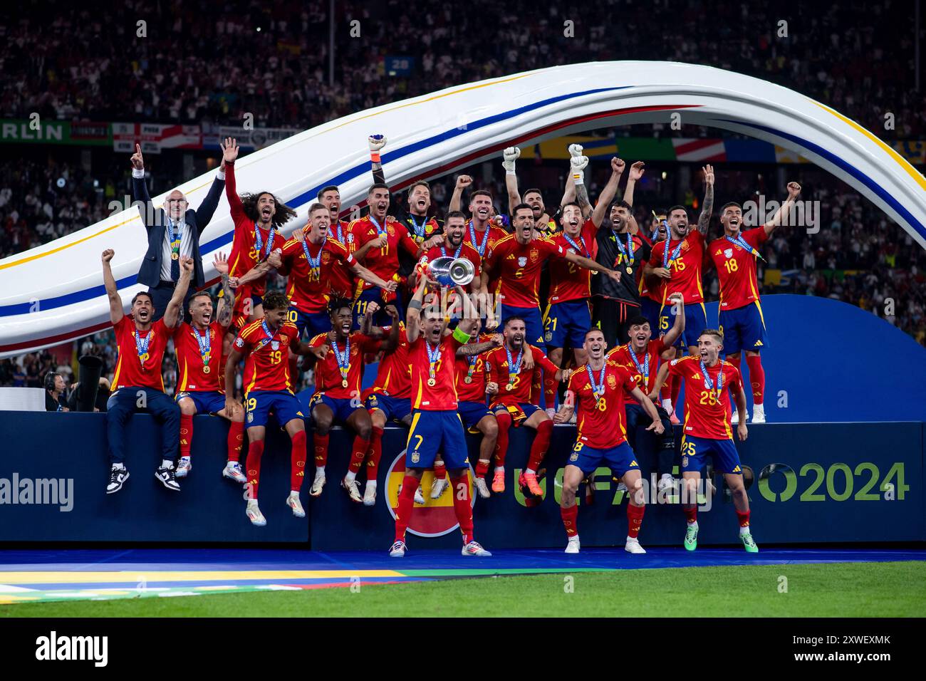 Alvaro Borja Morata (Spanien, #07) und Team um Luis de la Fuente (Spanien, Trainer), Jesus Navas (Spanien, #22), Alejandro Grimaldo (Spanien, #12), Lamine Yamal (Spanien, #19), Nicholas Williams Jr (Spanien, #17), Joselu Mato Sanmartin (Spanien, #09), Daniel Carvajal (Spanien, #02), Fabian Ruiz Pena (Spanien, #08), Pedri Pedro Gonzalez Lopez (Spanien, #20), Marc Cucurella (Spanien, #24), #10h, Ferran Torres Garcia (Spanien, #11), Alejandro Remiro (Spanien, #13), Mikel Merino (Spanien, #06), Mikel Oyarzabal (Spanien, #21), Rodrigo Rodri Hernandez Cascante (Spanien, #16), Alejandro Alex Baena Ro Stock Photo