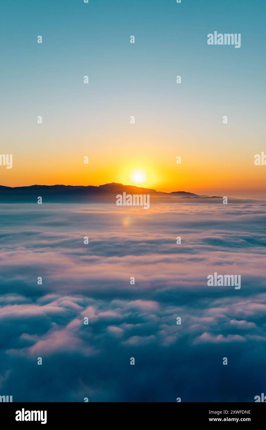 Golden sun rising hi-res stock photography and images - Alamy