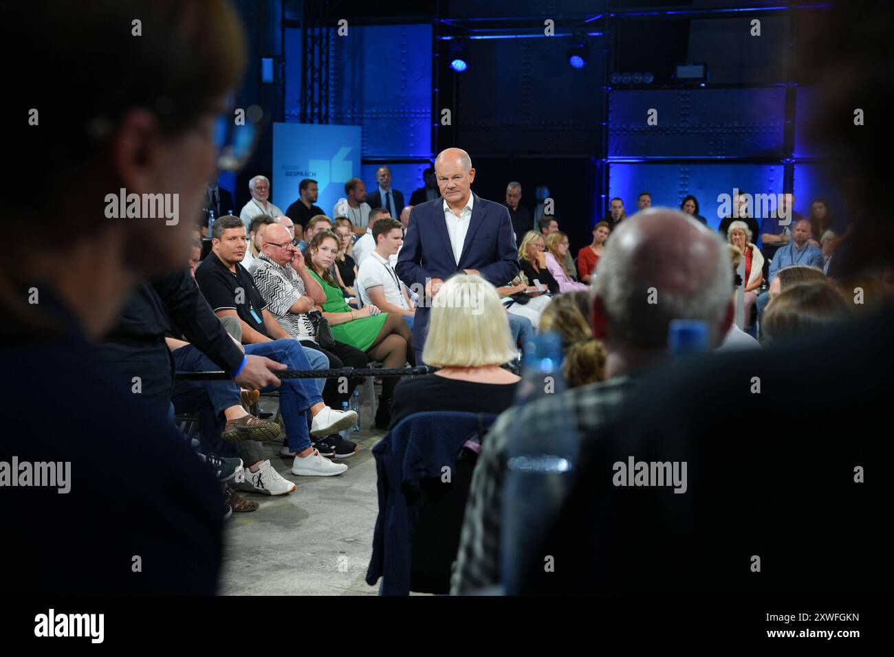 Bundeskanzler Scholz beim Kanzlergespraech in Bremen Bundeskanzler Olaf Scholz beim Kanzlergespraech und Dialog mit Buergerinnen und Buergern in der Veranstaltungshalle Alte Werft der Hansestadt Bremen, 19.08.2024 Bremen Bremen Deutschland *** Federal Chancellor Scholz at the Chancellors Talk in Bremen Federal Chancellor Olaf Scholz at the Chancellors Talk and Dialogue with Citizens in the Alte Werft event hall of the Hanseatic City of Bremen, 19 08 2024 Bremen Bremen Germany Stock Photo