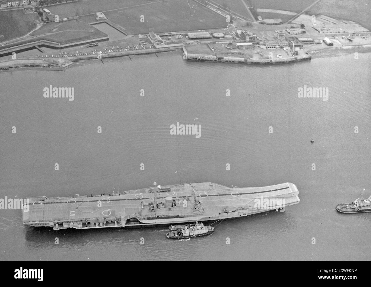 AIRCRAFT CARRIER HMS HERMES LEAVES PORTSMOUTH FOR THE LAST TIME , 1986 ...