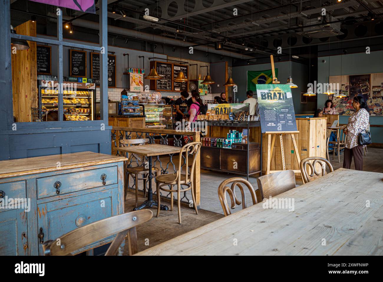 Caffè Nero Interior - the country kitchen style interior of a Caffè Nero or Cafe Nero coffee shop in Cambridge UK Stock Photo