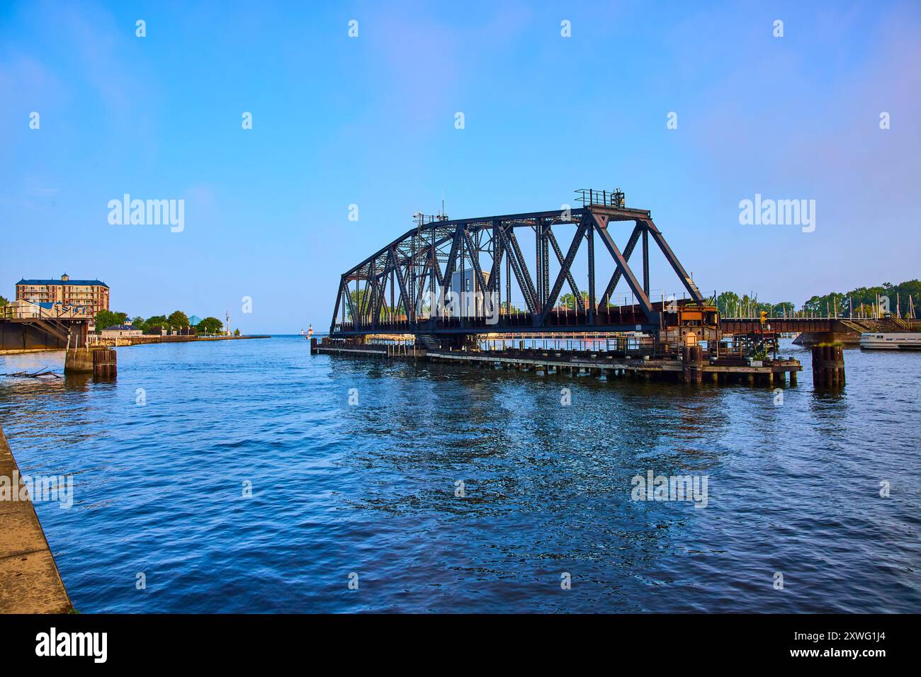 Steel truss building hi-res stock photography and images - Alamy